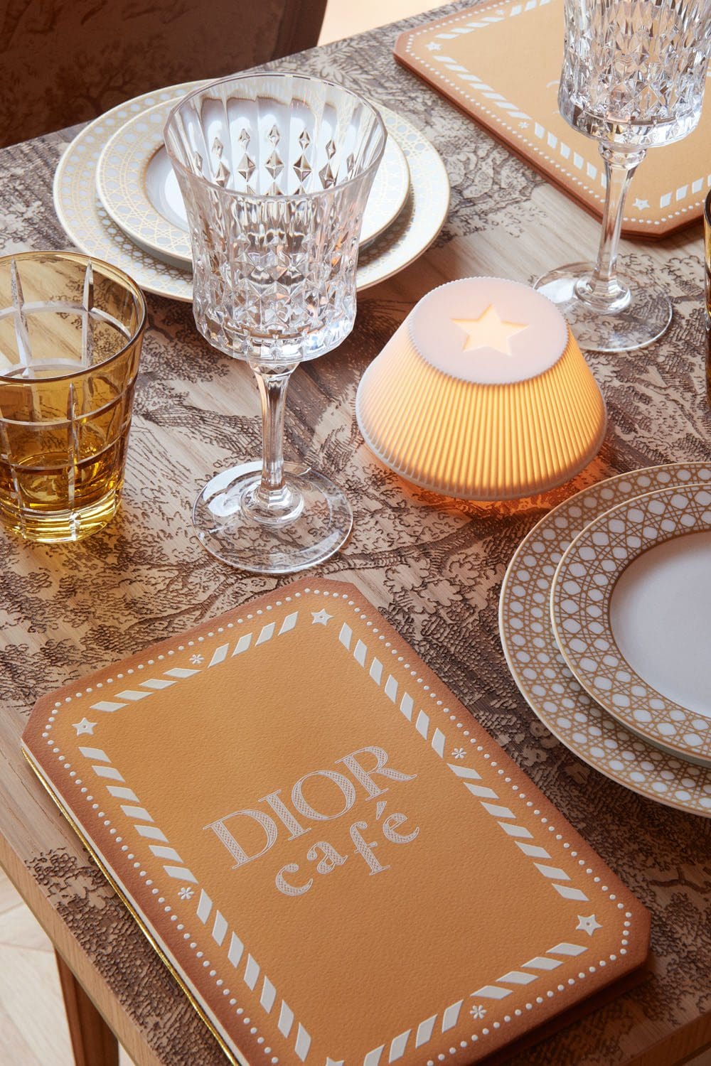 DIOR x HARRODS 2022 Кафе Dior © Адриан Диранд13