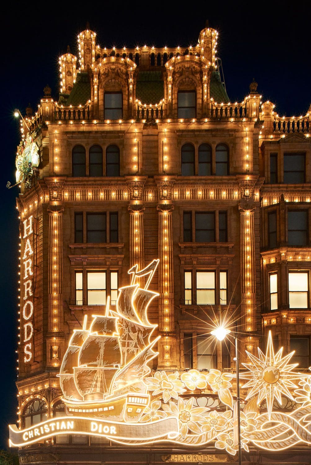 Фасад DIOR x HARRODS 2022 © Адриан Диранд2