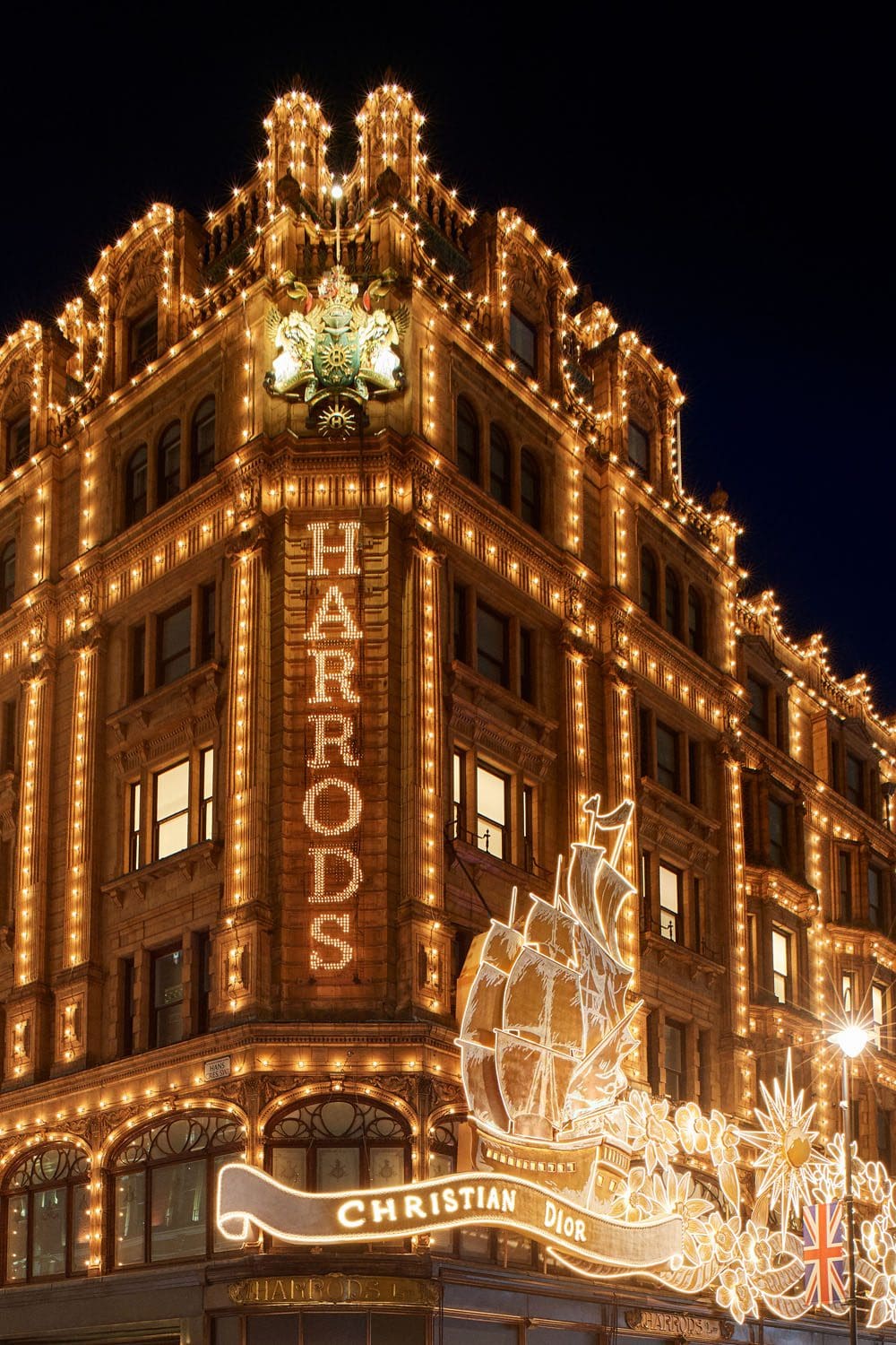 Фасад DIOR x HARRODS 2022 © Адриан Диранд3