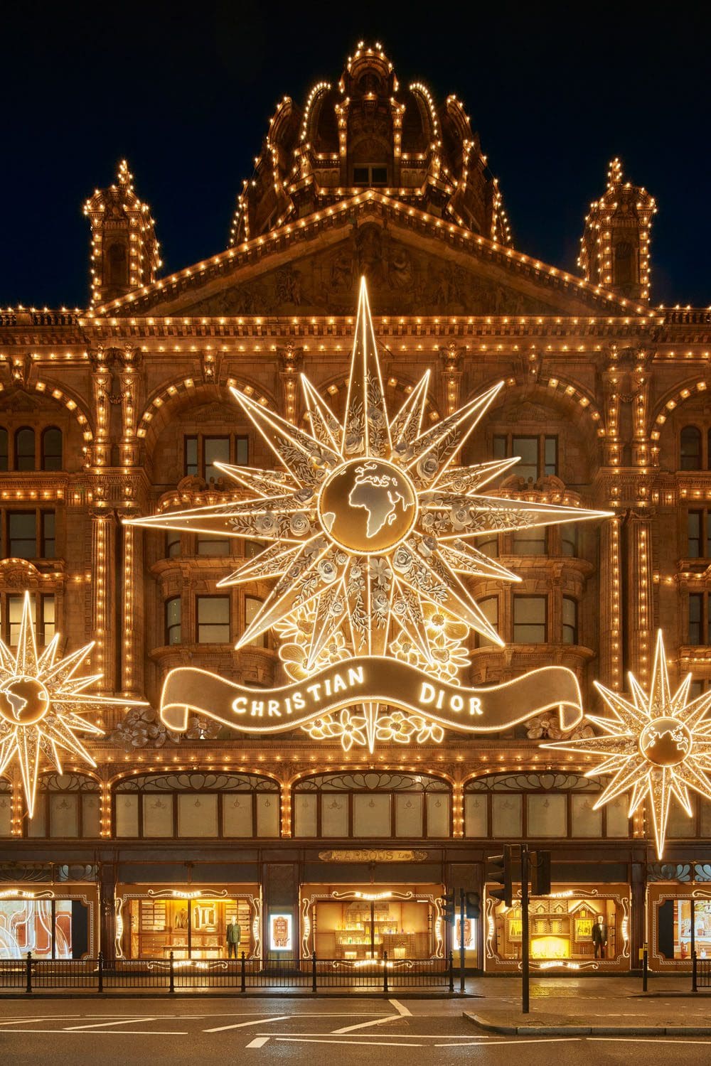 Фасад DIOR x HARRODS 2022 © Адриан Диранд4