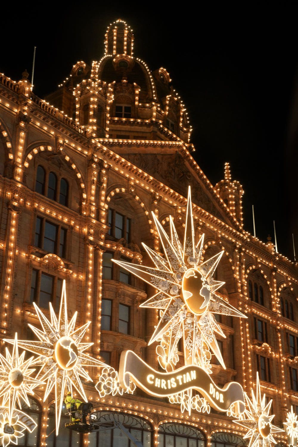 Фасад DIOR x HARRODS 2022 © Адриан Диранд6