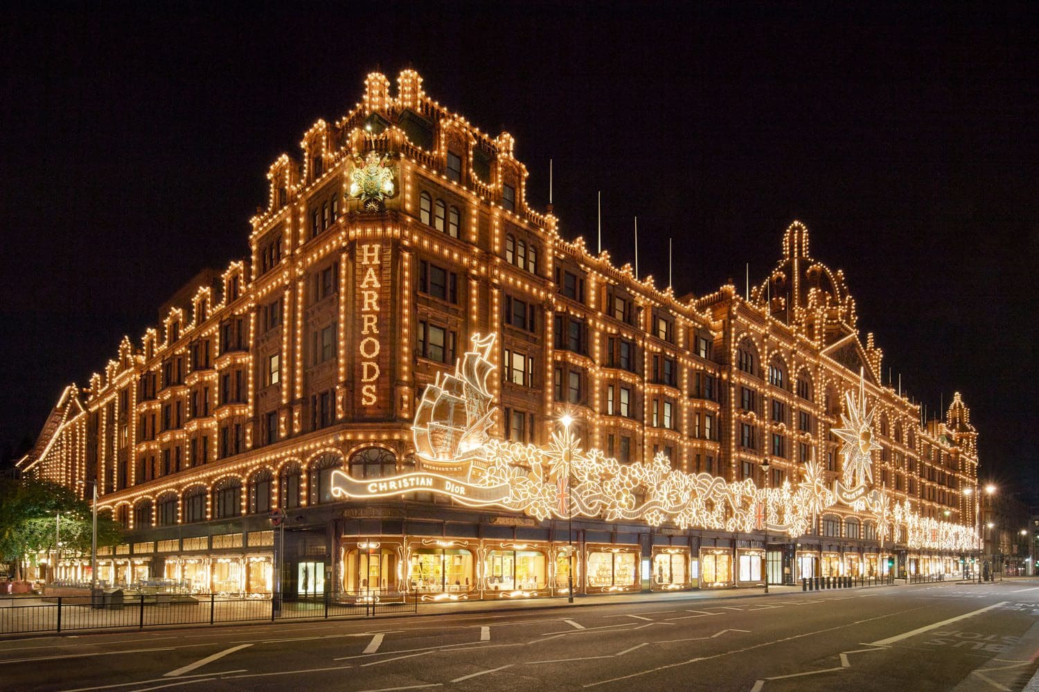 Фасад DIOR x HARRODS 2022 © Адриан Диранд7