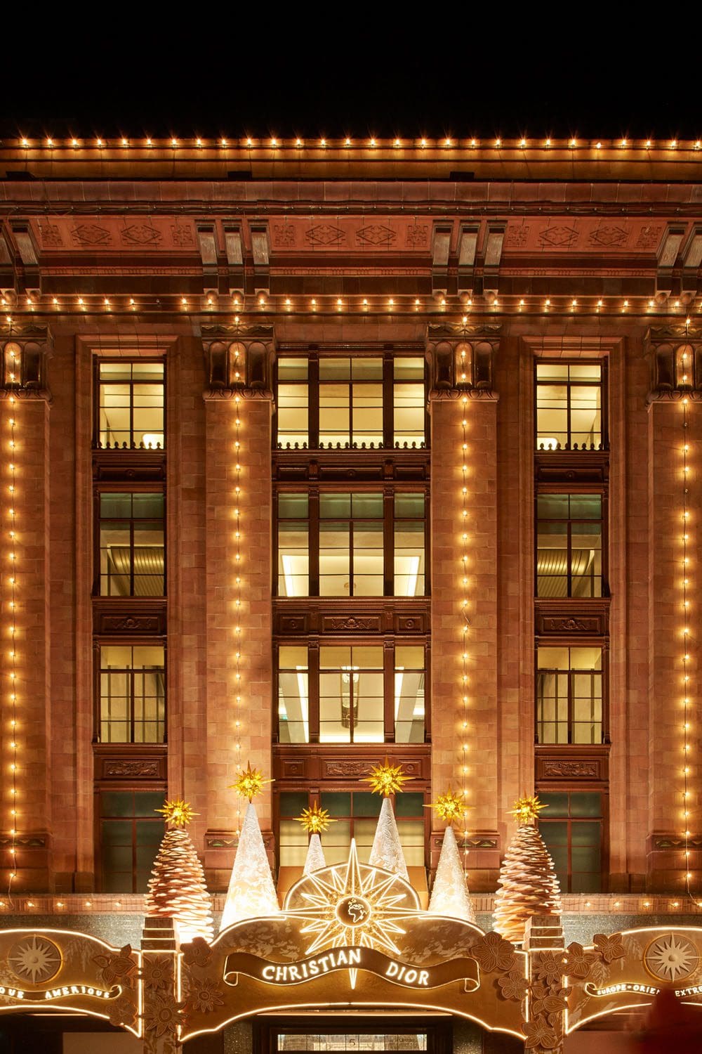 DIOR x HARRODS 2022 Facade © Adrien Dirand1