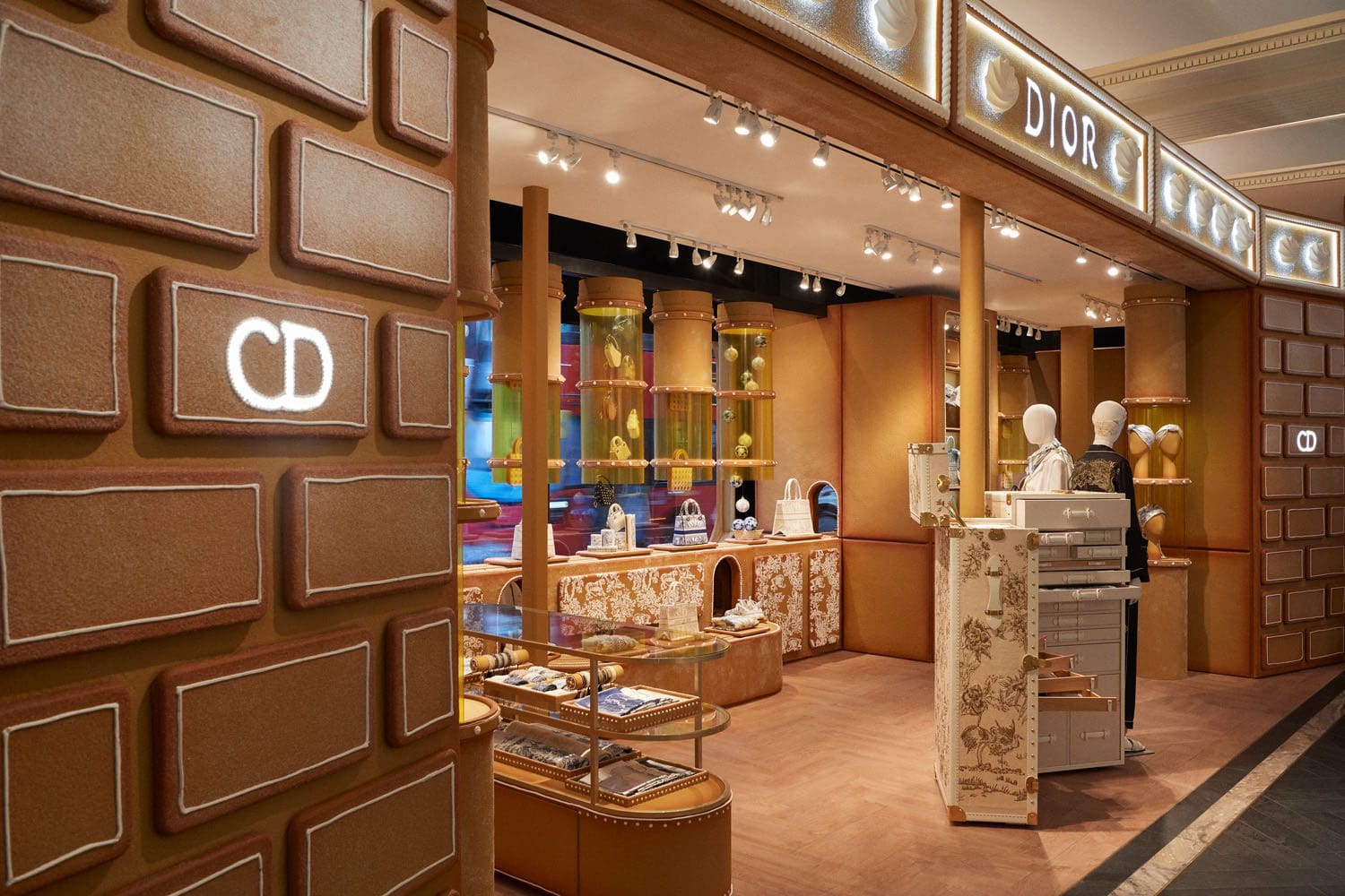 Всплывающий магазин подарков DIOR x HARRODS 2022 © Adrien Dirand1