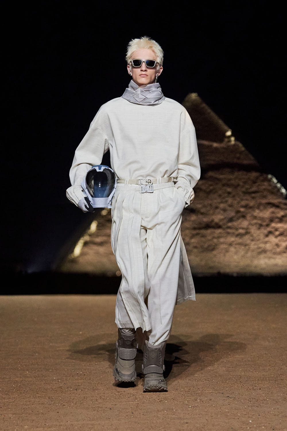 Dior Hombres Egipto Pirámides De Giza Pre Otoño 2023 Runway Magazine 1