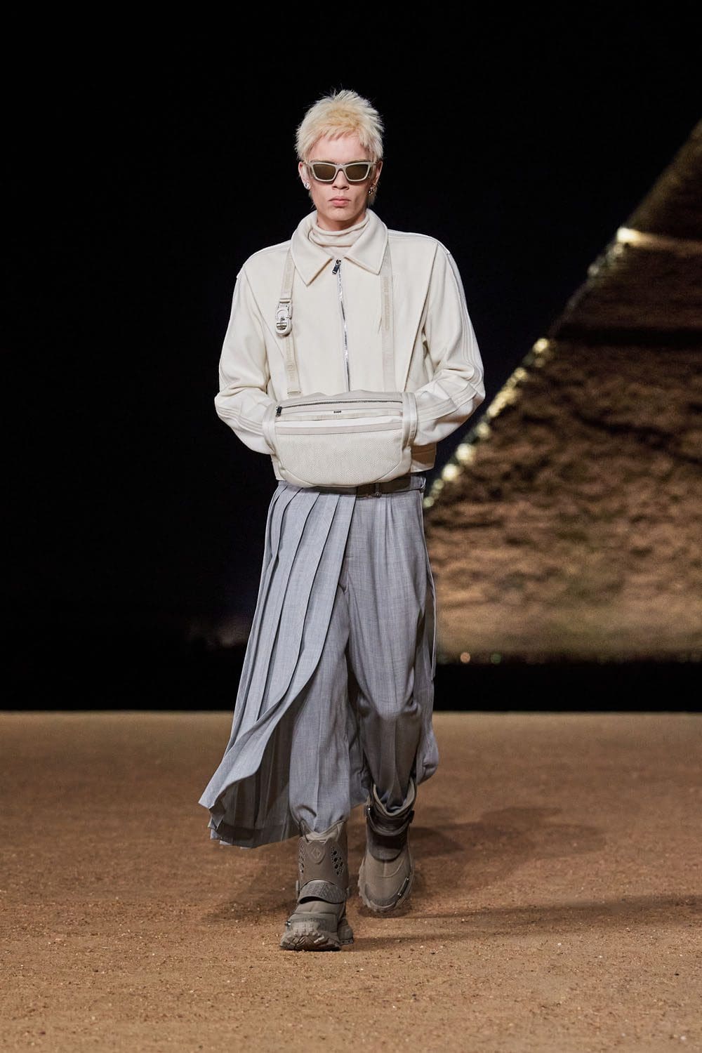 Dior Hombres Egipto Pirámides De Giza Pre Otoño 2023 Runway Magazine 14