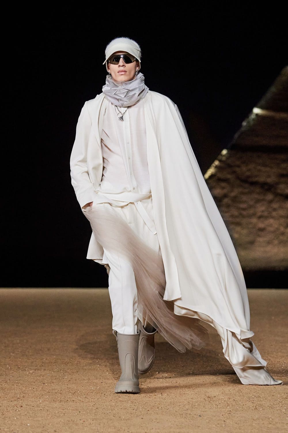 Dior Hombres Egipto Pirámides De Giza Pre Otoño 2023 Runway Magazine 2