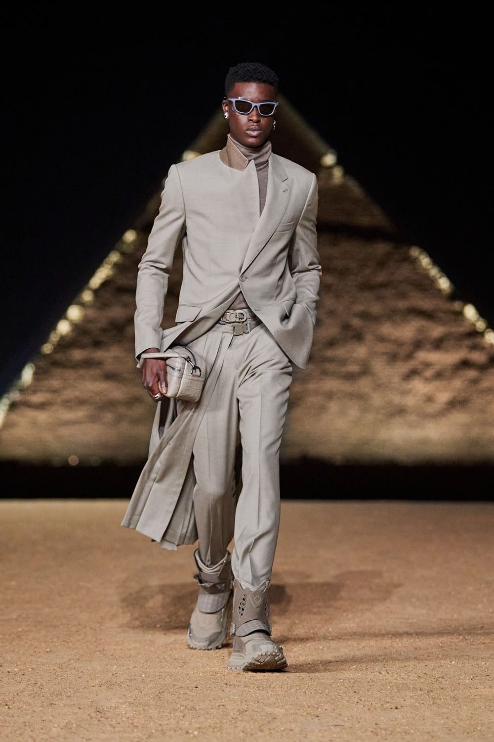 Dior Hombres Egipto Pirámides De Giza Pre Otoño 2023 Runway Magazine 26