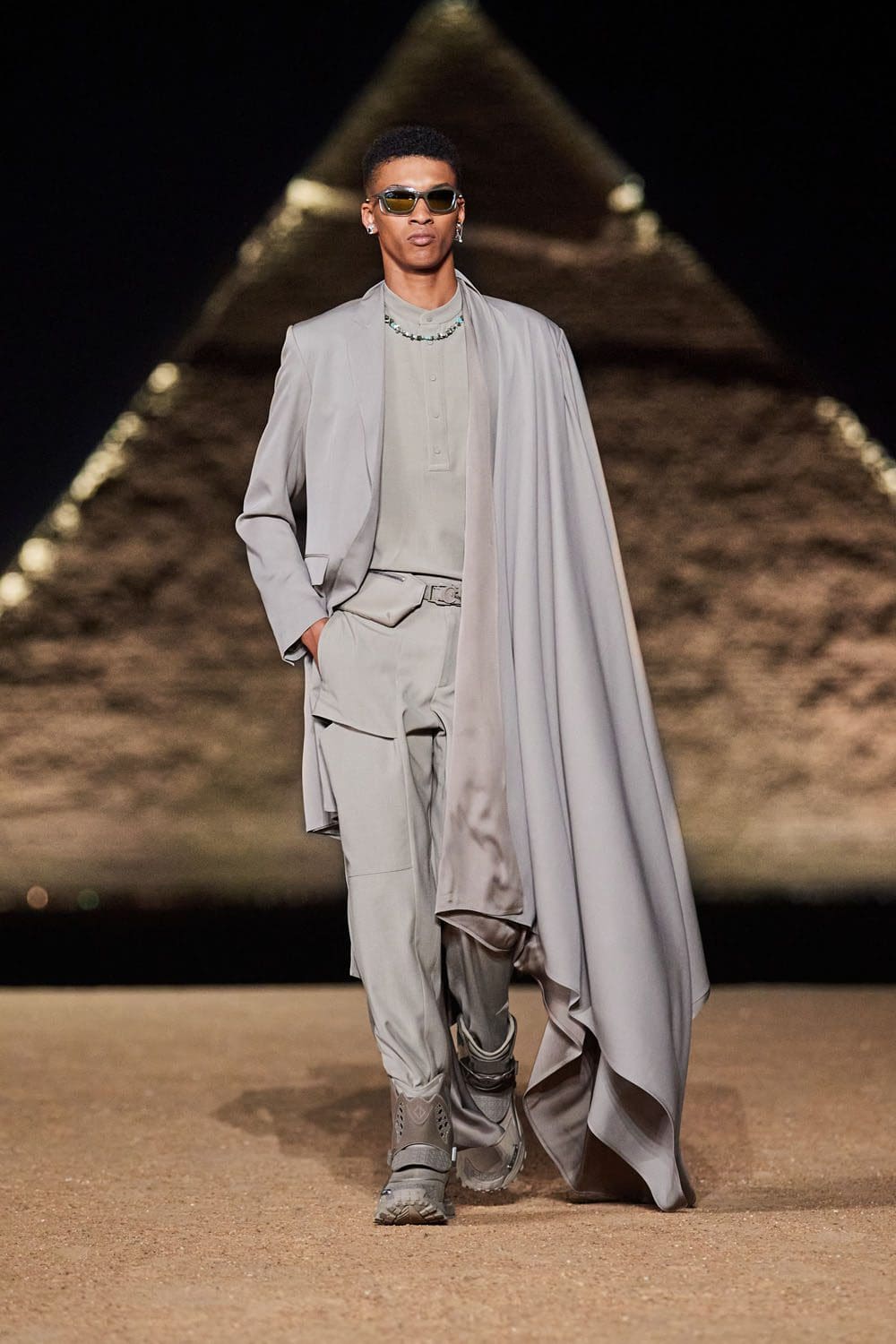 Dior Hombres Egipto Pirámides De Giza Pre Otoño 2023 Runway Magazine 32