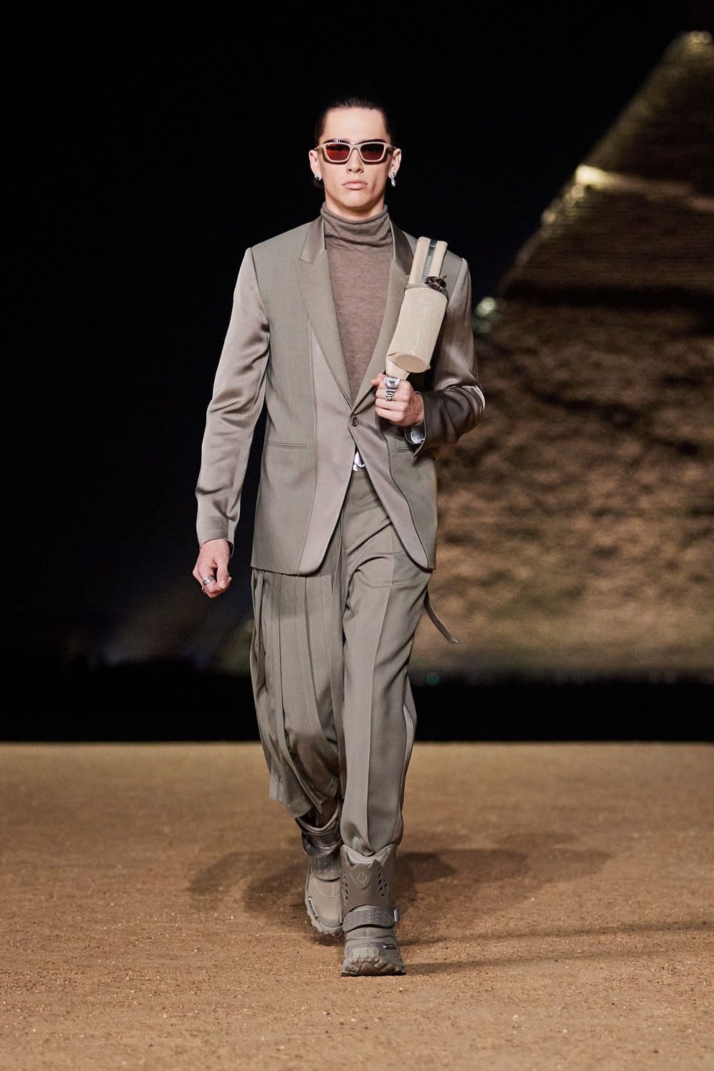 Dior Hombres Egipto Pirámides De Giza Pre Otoño 2023 Runway Magazine 39