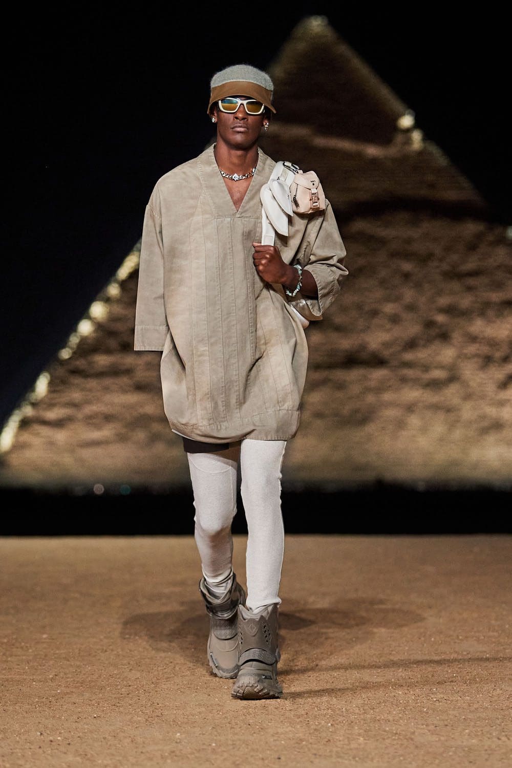 Dior Hombres Egipto Pirámides De Giza Pre Otoño 2023 Runway Magazine 41
