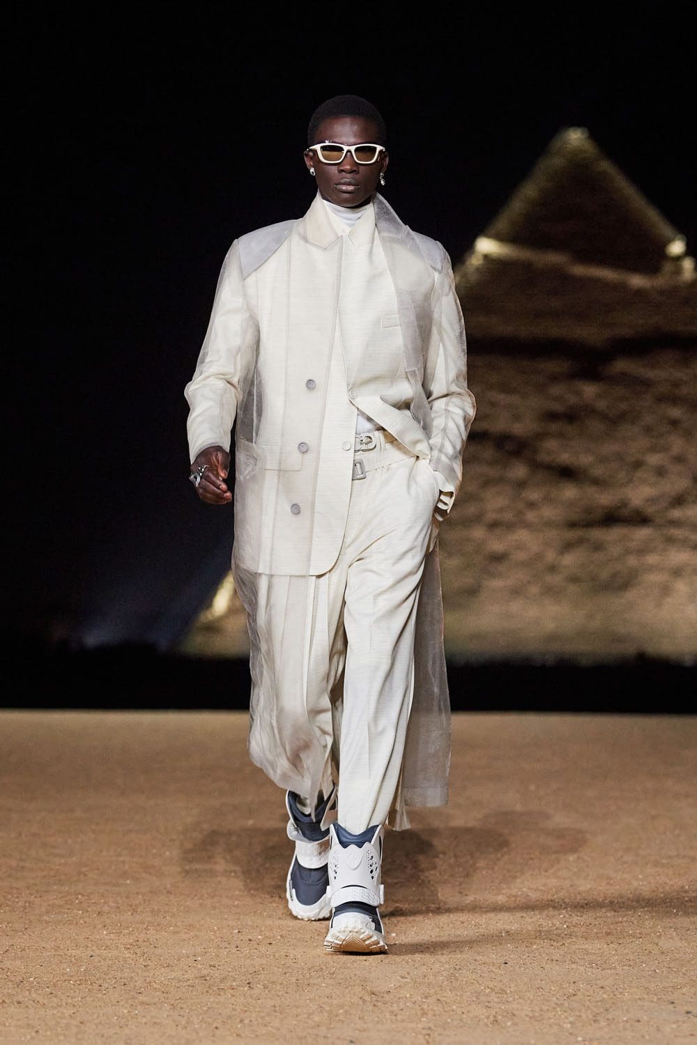 Dior Hombres Egipto Pirámides De Giza Pre Otoño 2023 Runway Magazine 5