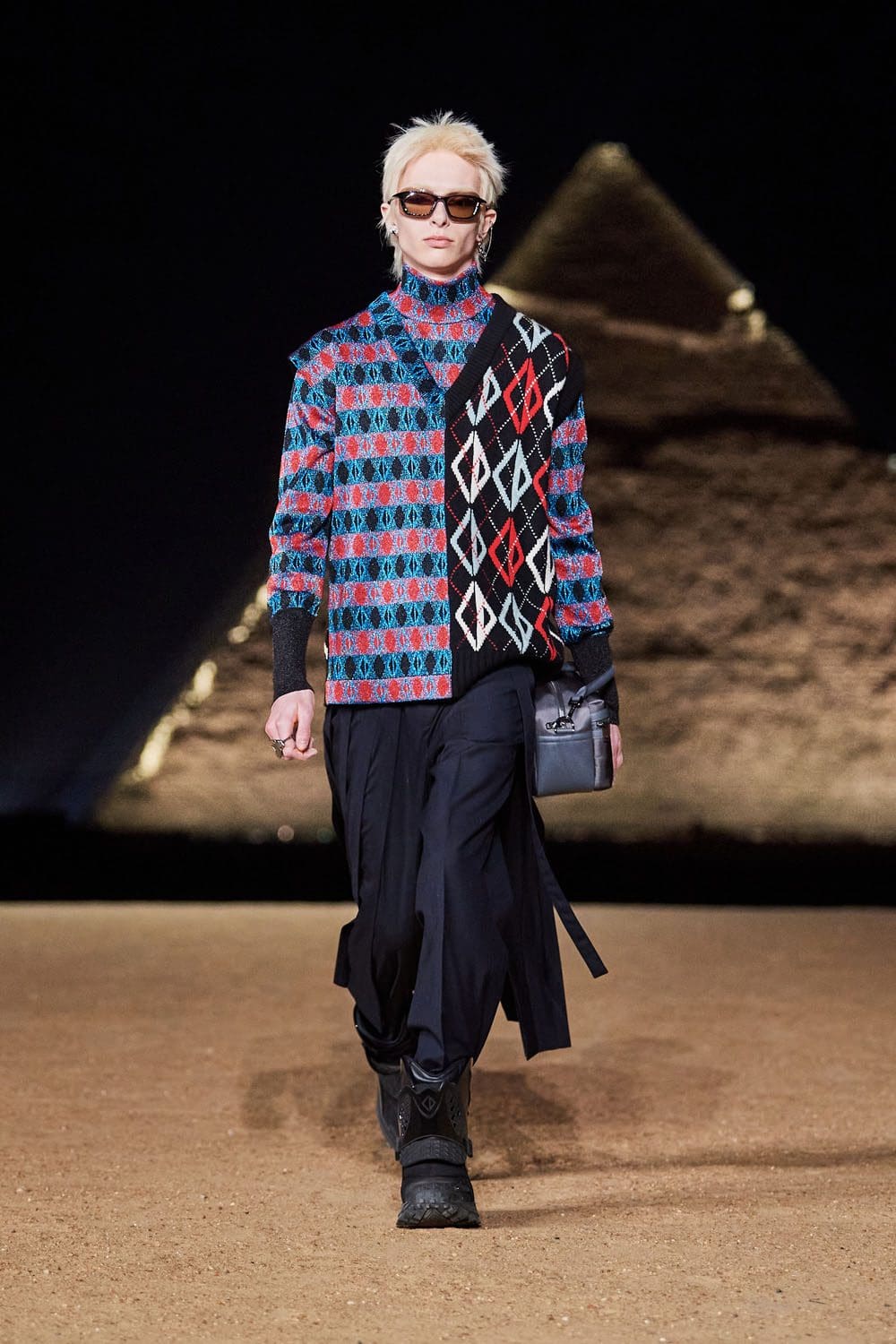Dior Hombres Egipto Pirámides De Giza Pre Otoño 2023 Runway Magazine 63