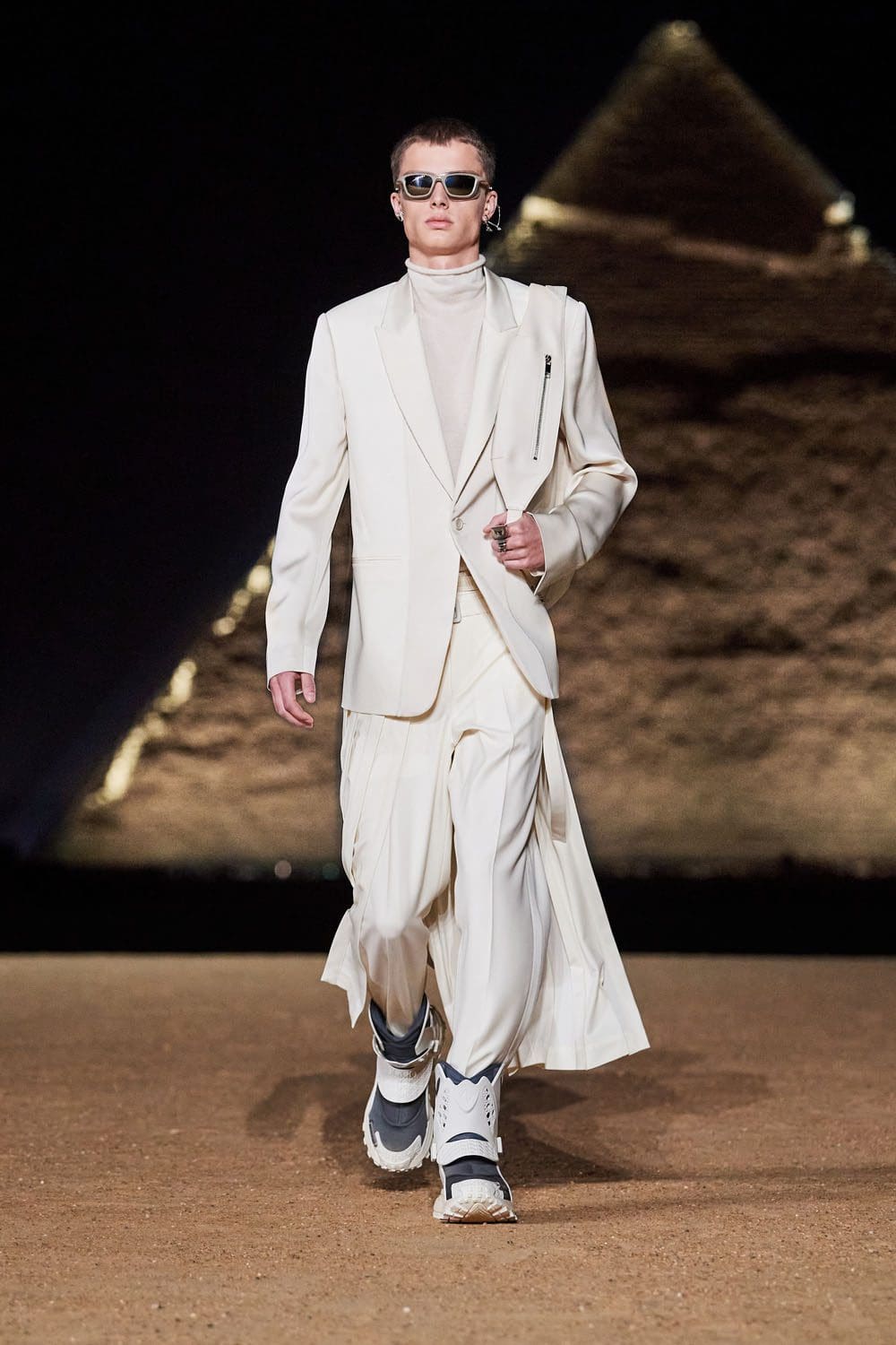 Dior Hombres Egipto Pirámides De Giza Pre Otoño 2023 Runway Magazine 7