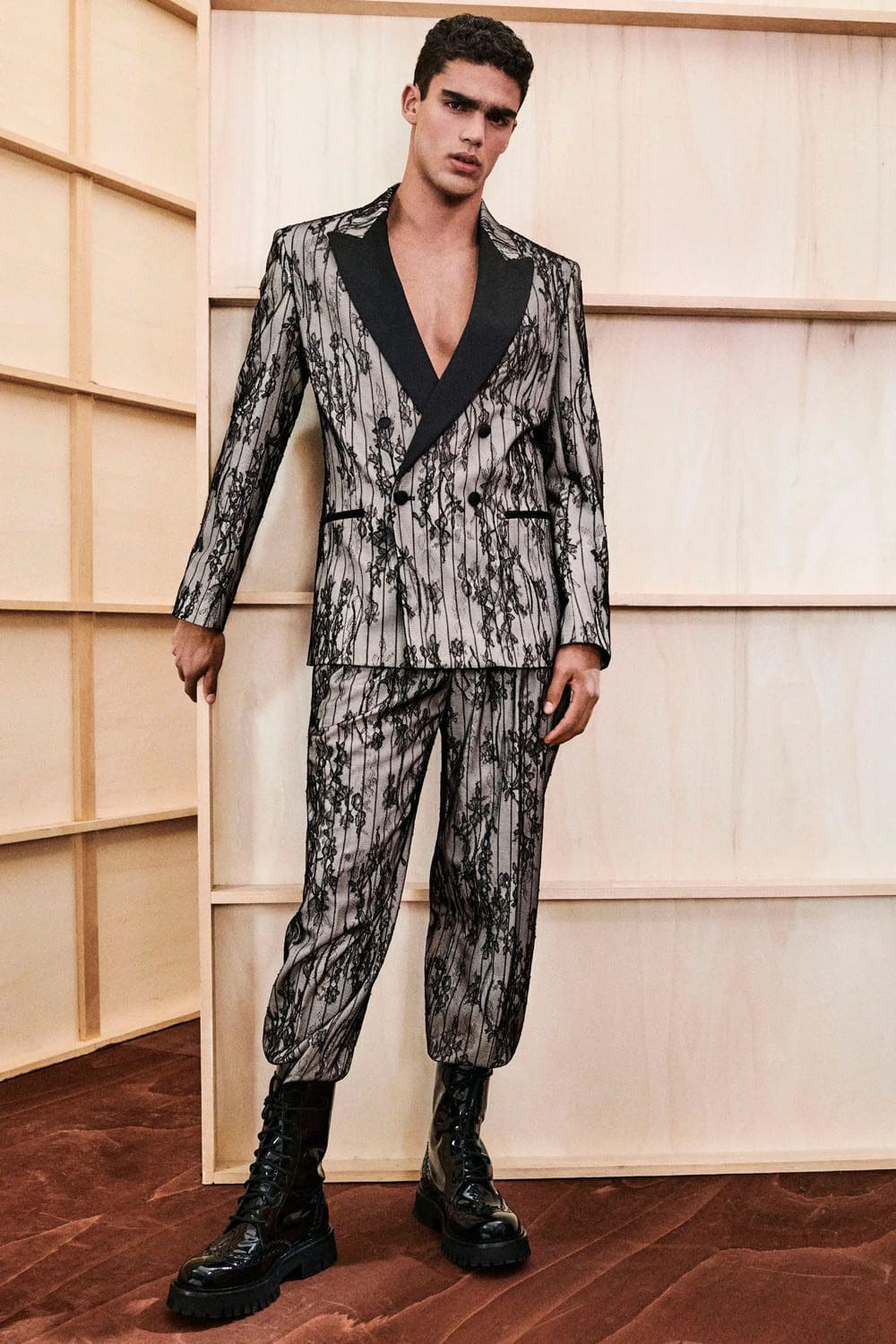 Moschino 早秋系列 2023 Runway 42杂志