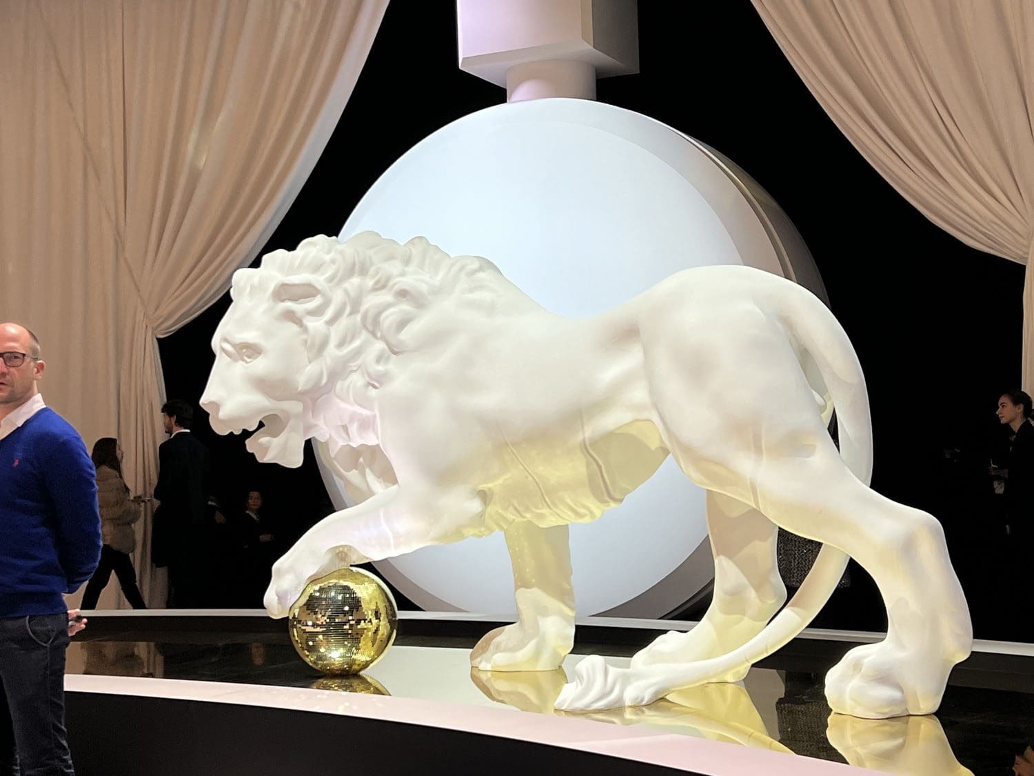 Exposition immersive Le Grand Numero de Chanel par RUNWAY CHARGEUR 80