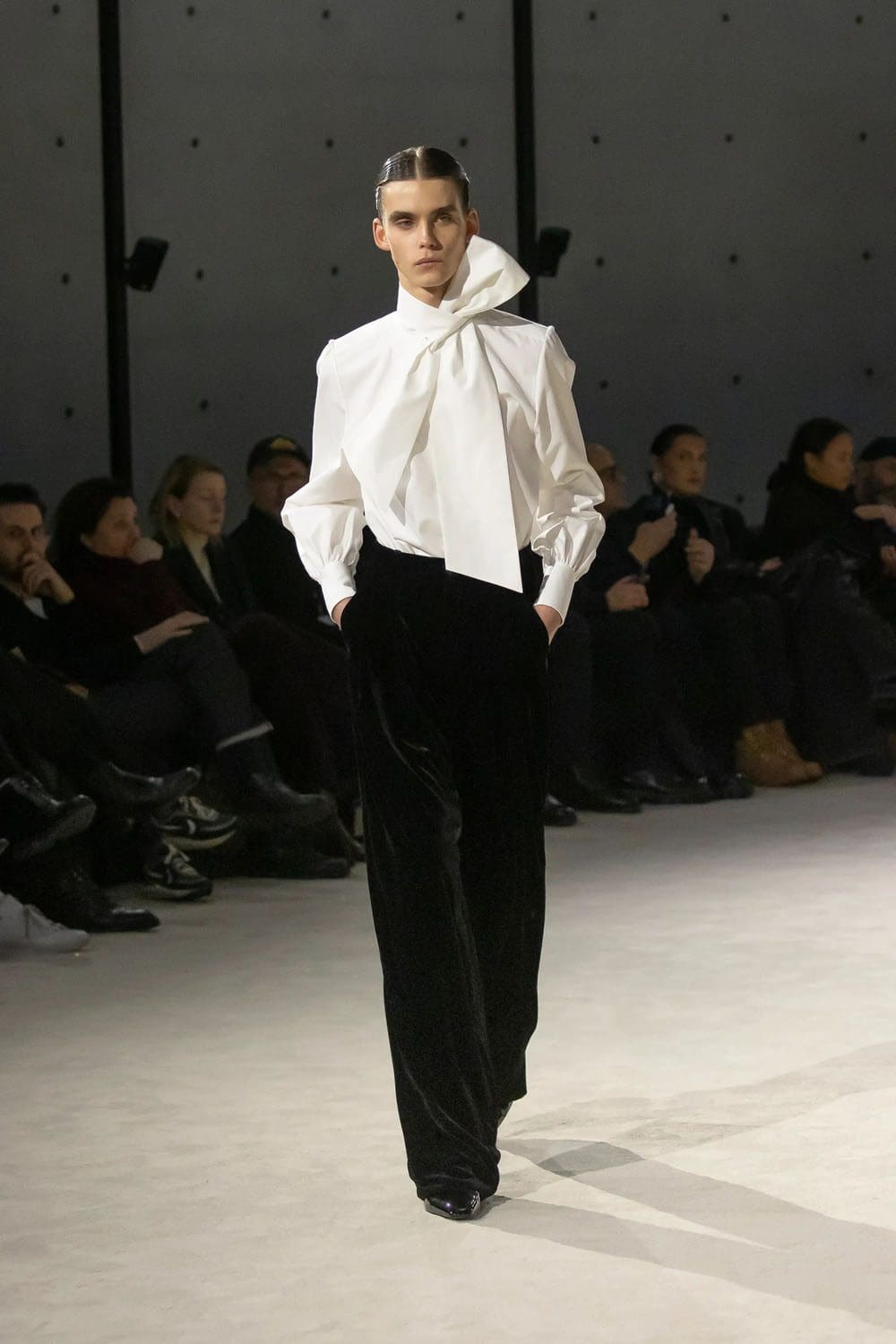 Saint Laurent Automne Hiver 2023 2024 Vêtements pour hommes Runway Magazine 1