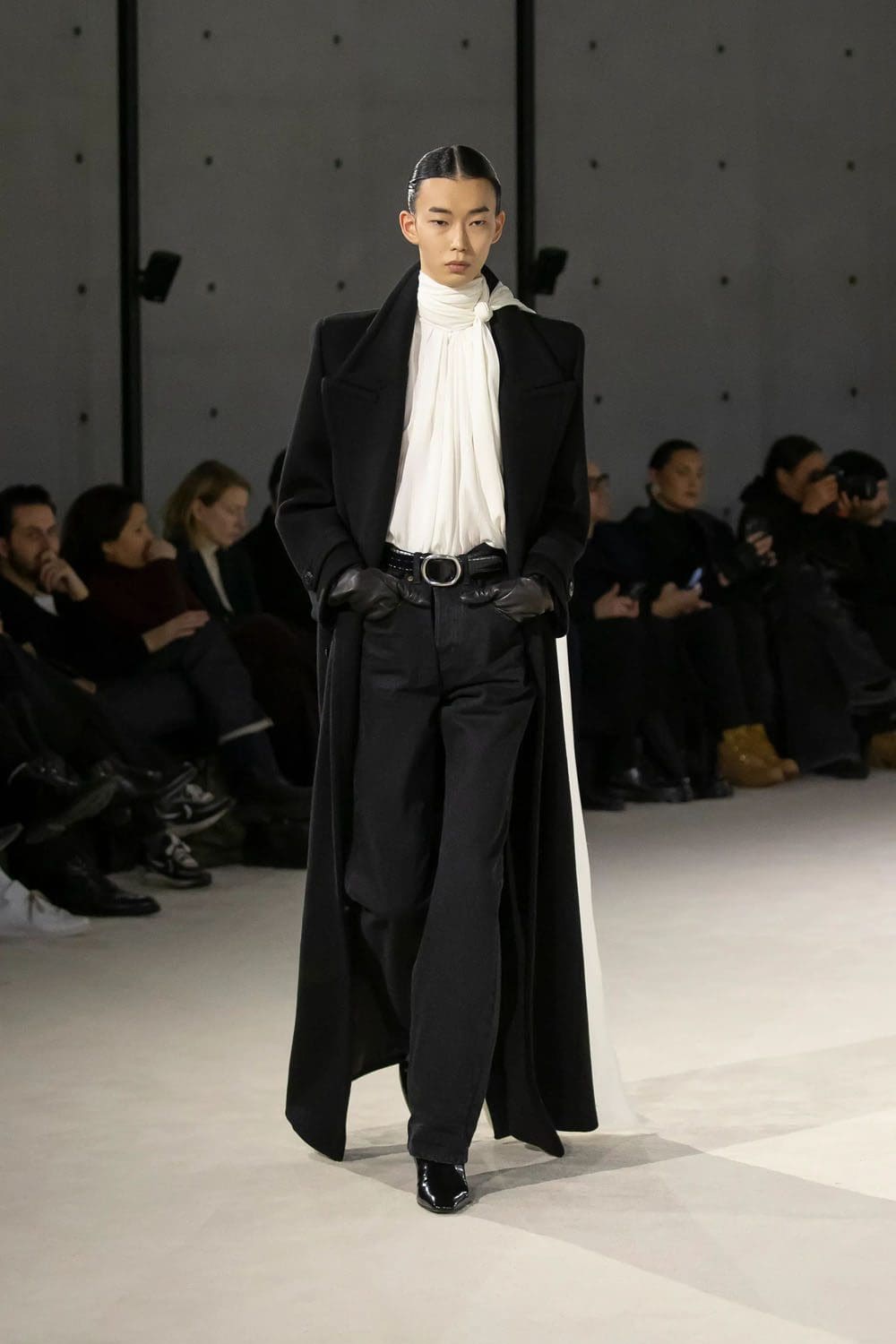Saint Laurent Automne Hiver 2023 2024 Vêtements pour hommes Runway Magazine 10