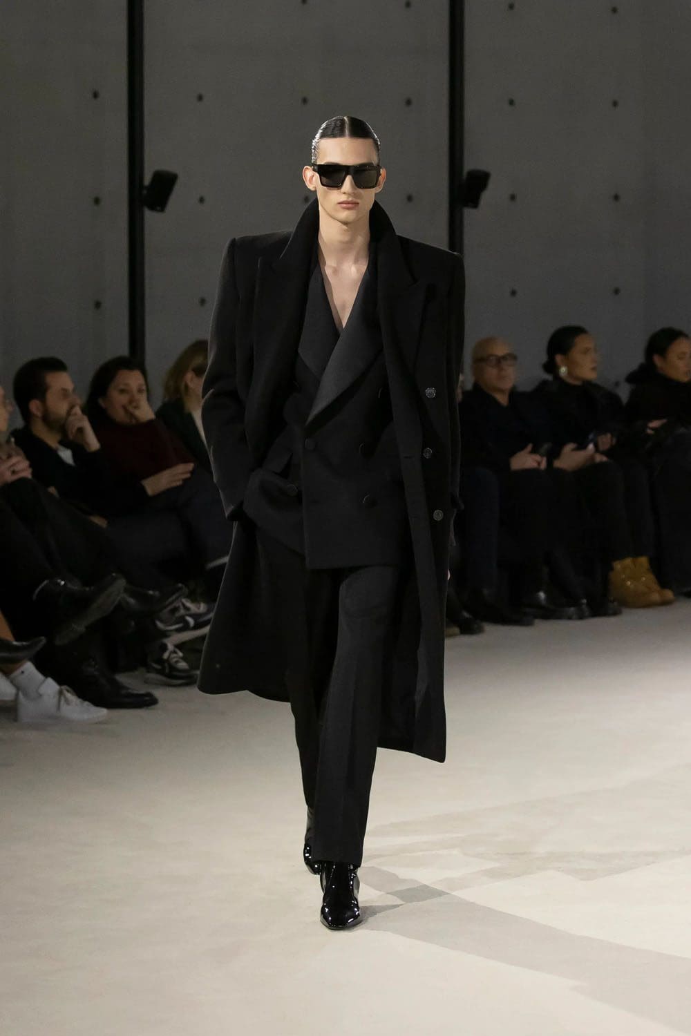 Saint Laurent Automne Hiver 2023 2024 Vêtements pour hommes Runway Magazine 14