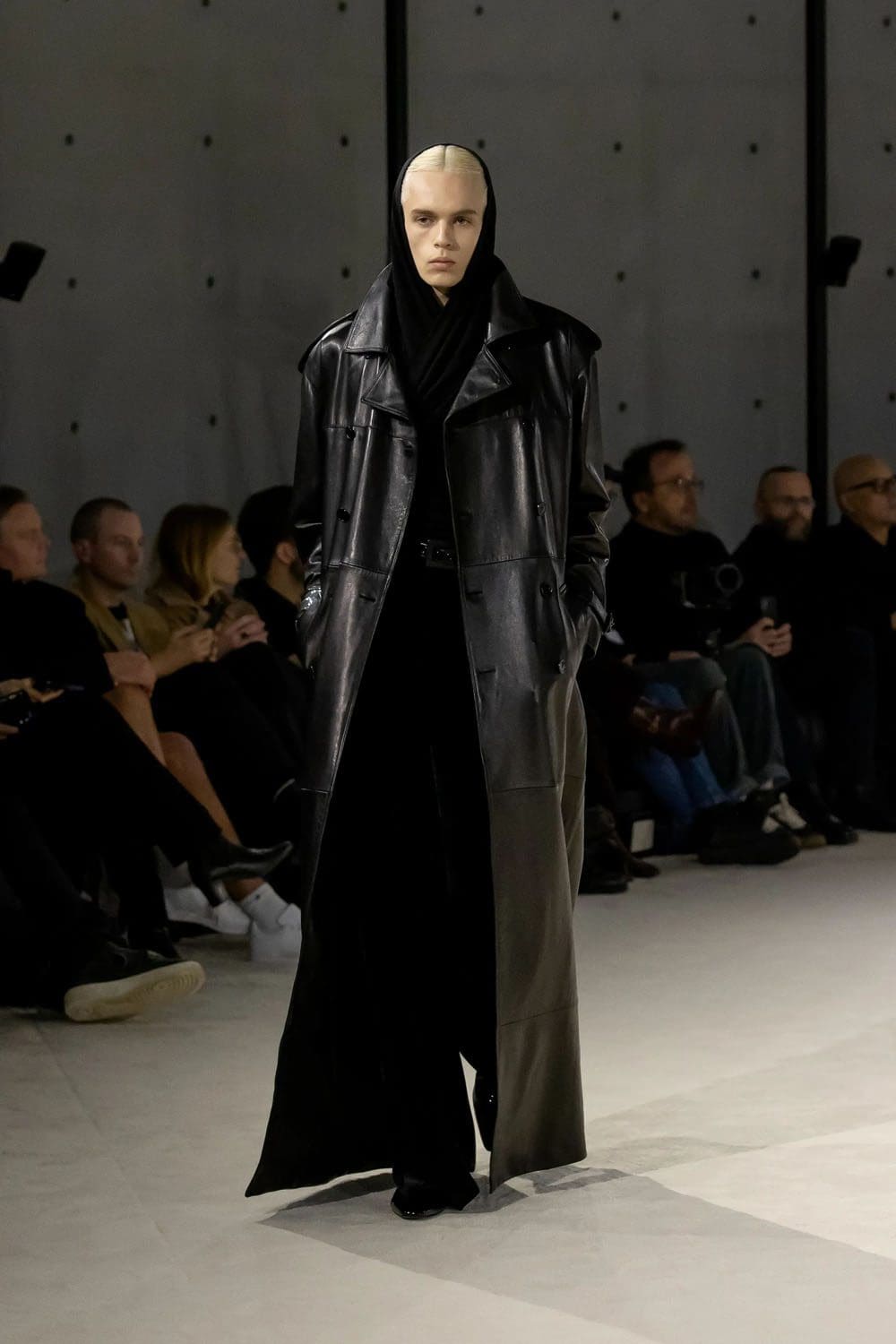 Saint Laurent Automne Hiver 2023 2024 Vêtements pour hommes Runway Magazine 16