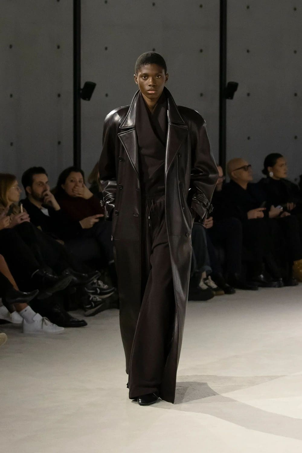 Saint Laurent Automne Hiver 2023 2024 Vêtements pour hommes Runway Magazine 17