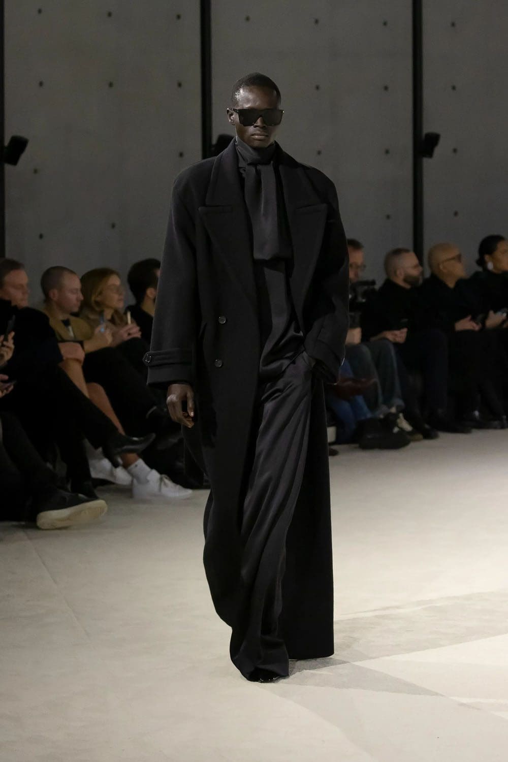 Saint Laurent Automne Hiver 2023 2024 Vêtements pour hommes Runway Magazine 19