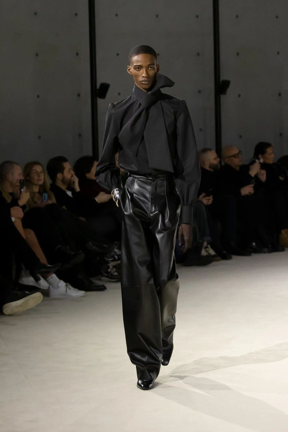 Saint Laurent Automne Hiver 2023 2024 Vêtements pour hommes Runway Magazine 2
