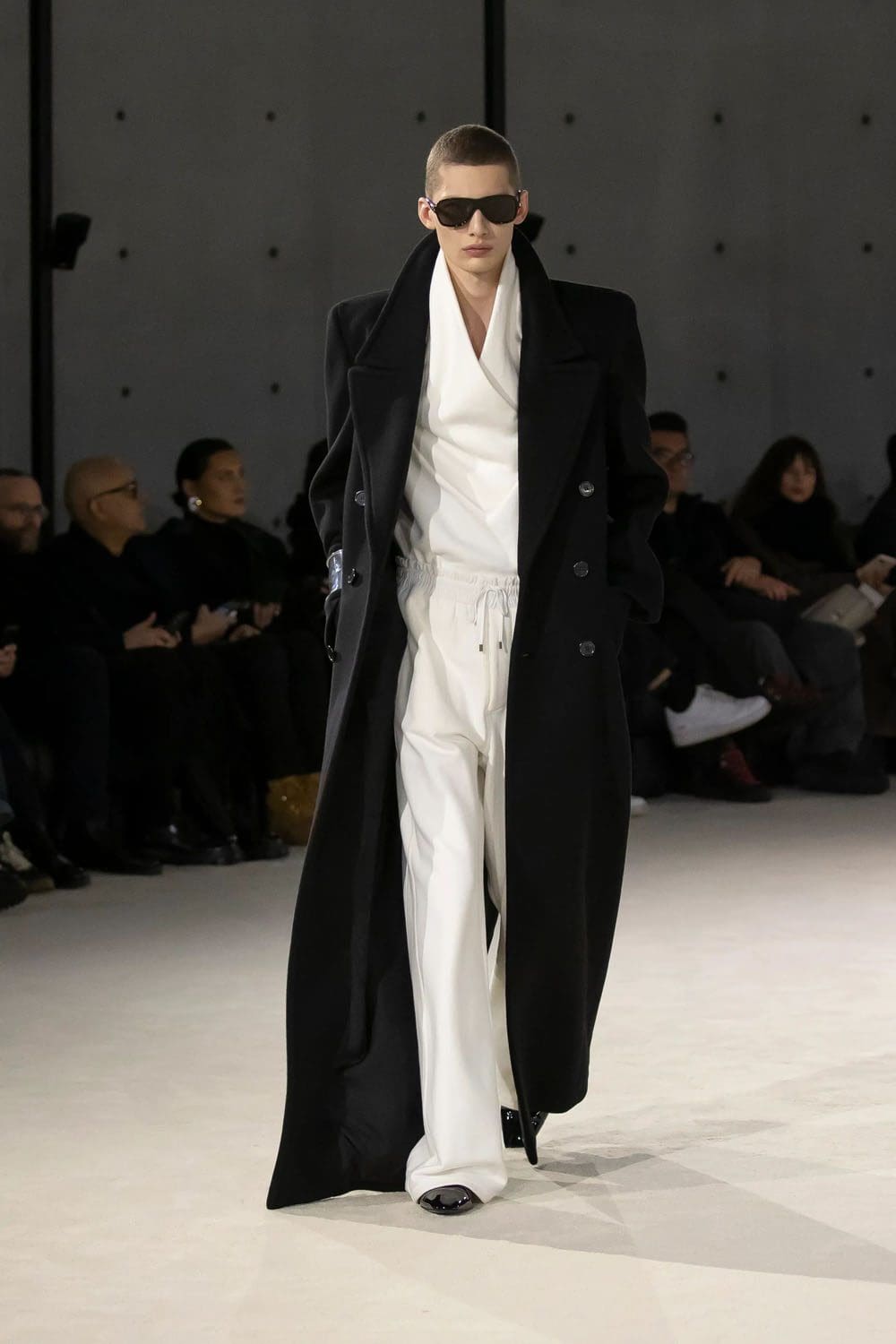 Saint Laurent Automne Hiver 2023 2024 Vêtements pour hommes Runway Magazine 20