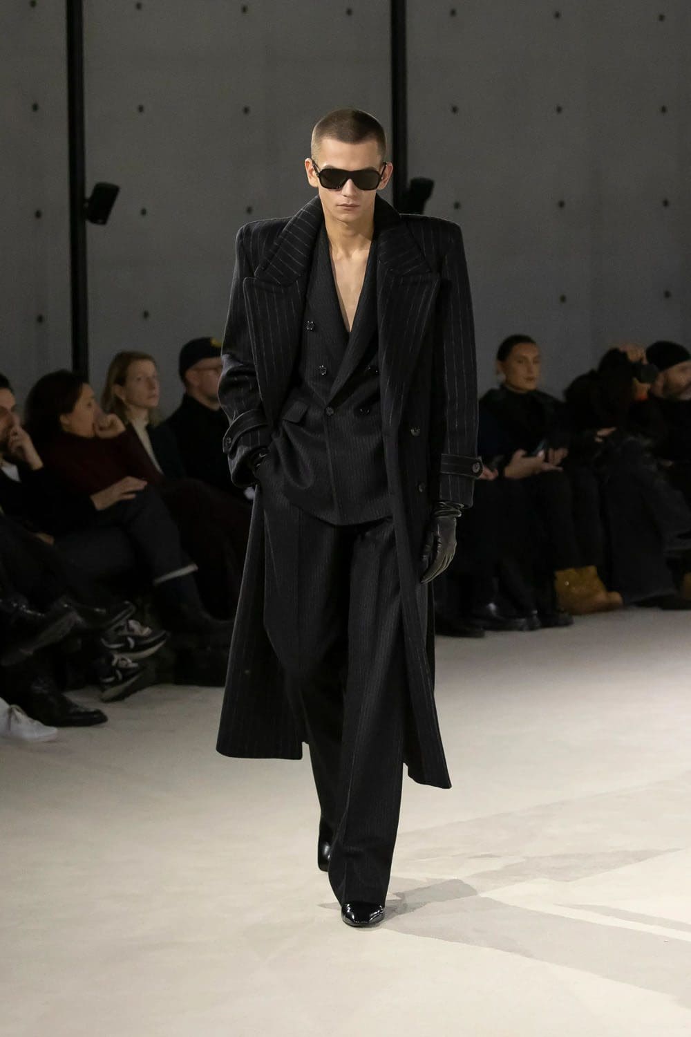 Saint Laurent Automne Hiver 2023 2024 Vêtements pour hommes Runway Magazine 22