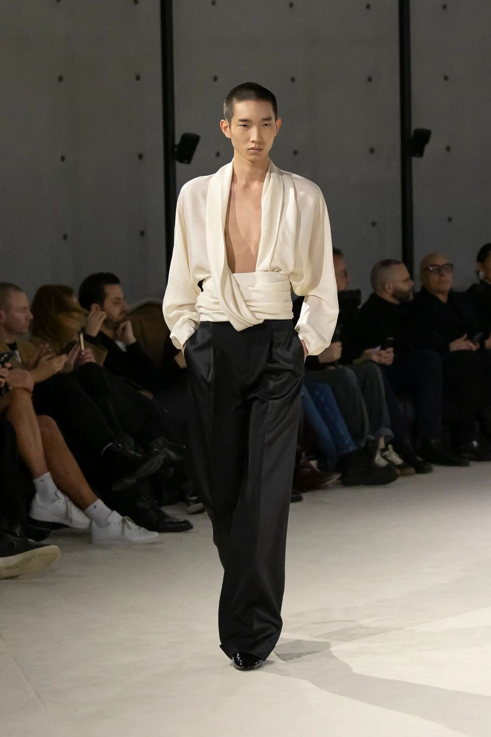 Saint Laurent Automne Hiver 2023 2024 Vêtements pour hommes Runway Magazine 24