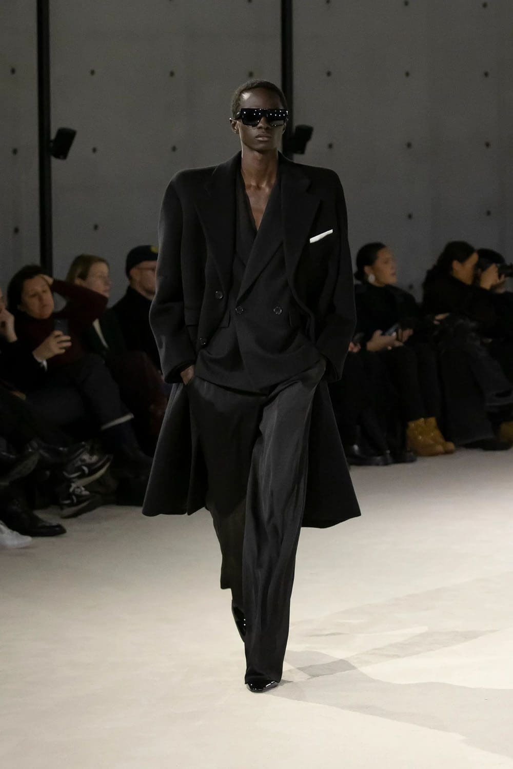 Saint Laurent Automne Hiver 2023 2024 Vêtements pour hommes Runway Magazine 25