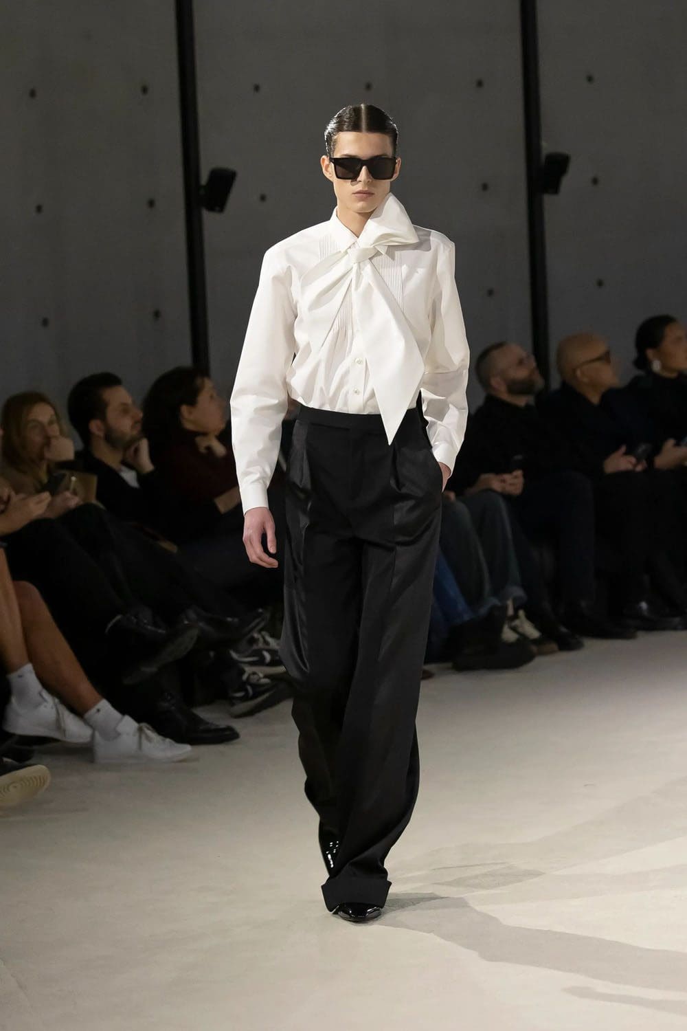 Saint Laurent Automne Hiver 2023 2024 Vêtements pour hommes Runway Magazine 26