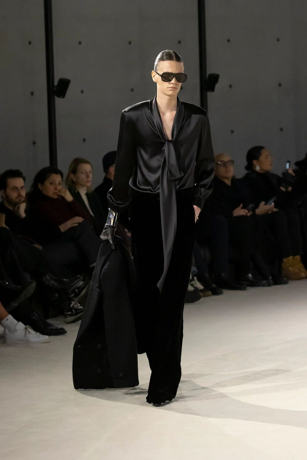 Saint Laurent Automne Hiver 2023 2024 Vêtements pour hommes Runway Magazine 28