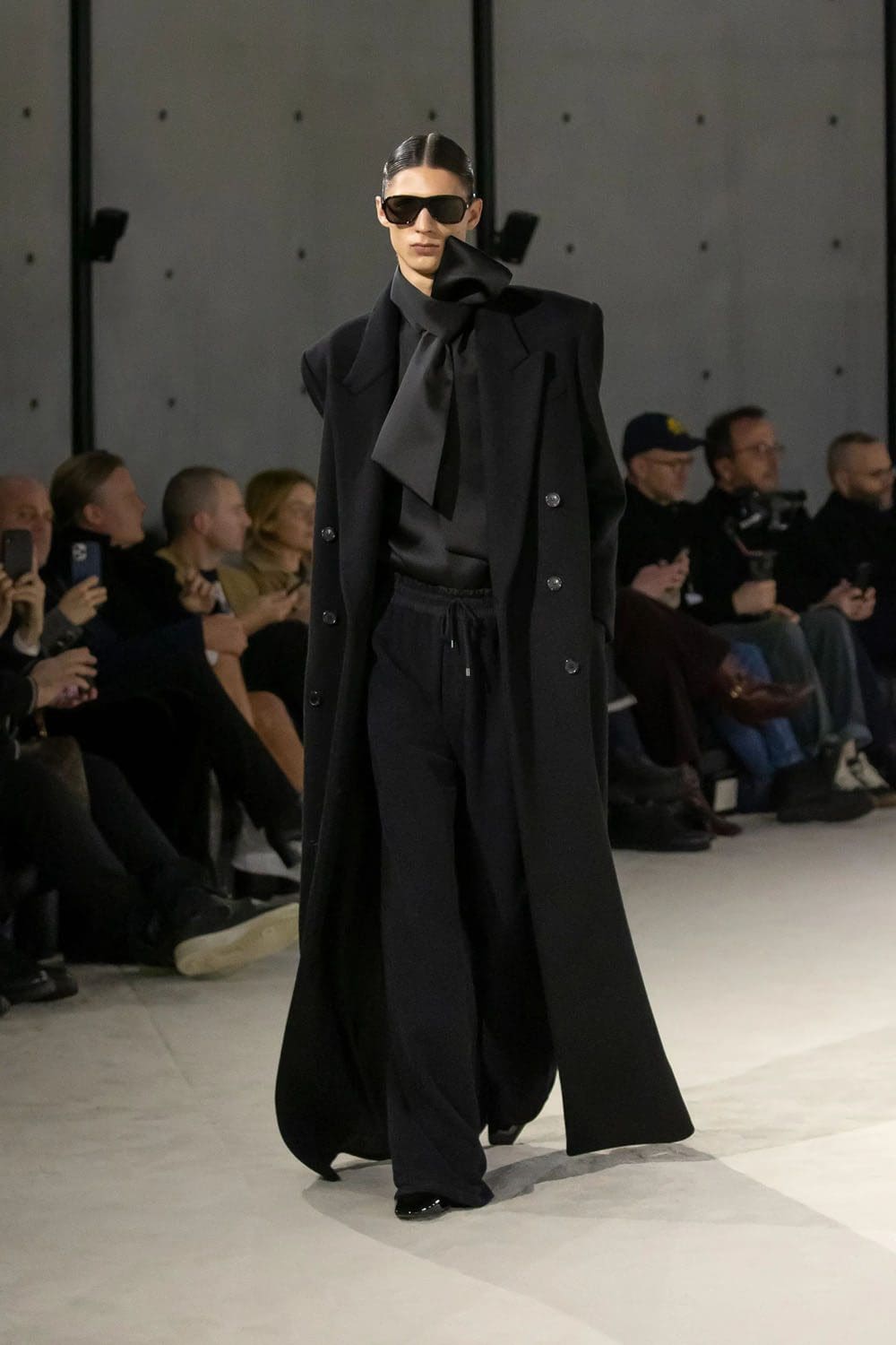 Saint Laurent Automne Hiver 2023 2024 Vêtements pour hommes Runway Magazine 3