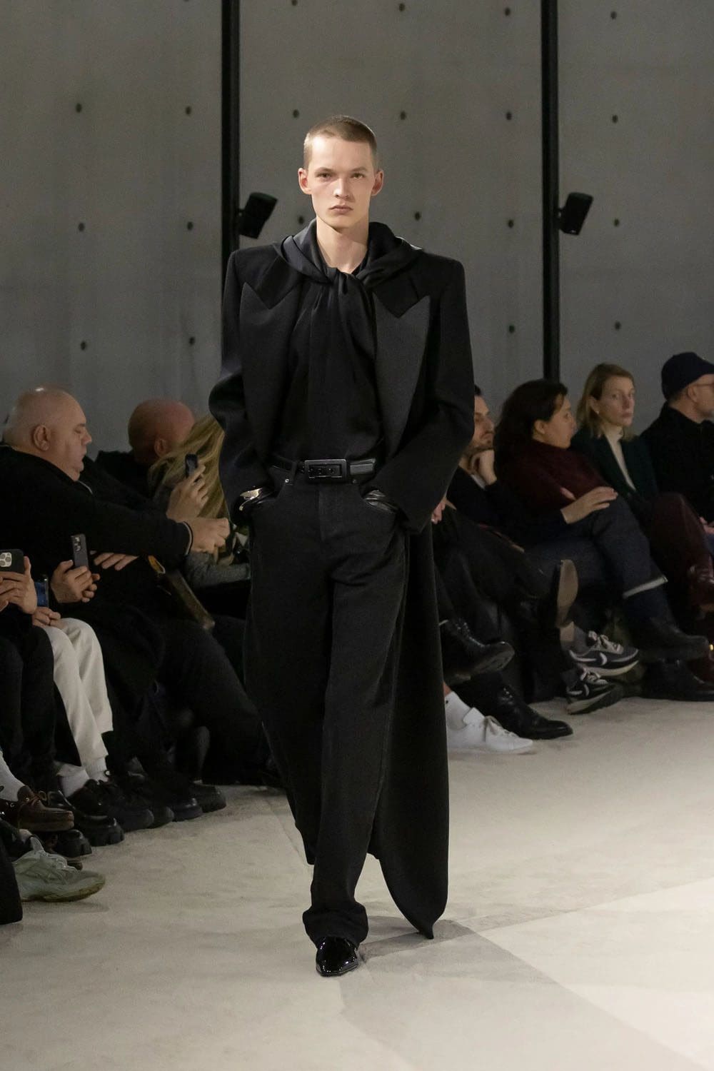 Saint Laurent Automne Hiver 2023 2024 Vêtements pour hommes Runway Magazine 34