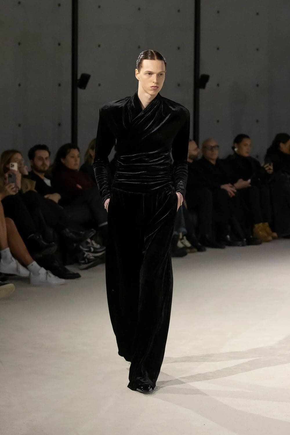 Saint Laurent Automne Hiver 2023 2024 Vêtements pour hommes Runway Magazine 36