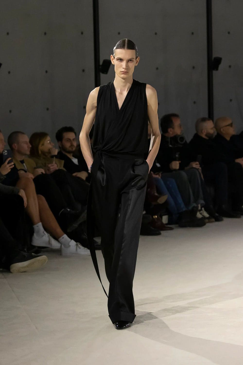 Saint Laurent Automne Hiver 2023 2024 Vêtements pour hommes Runway Magazine 38