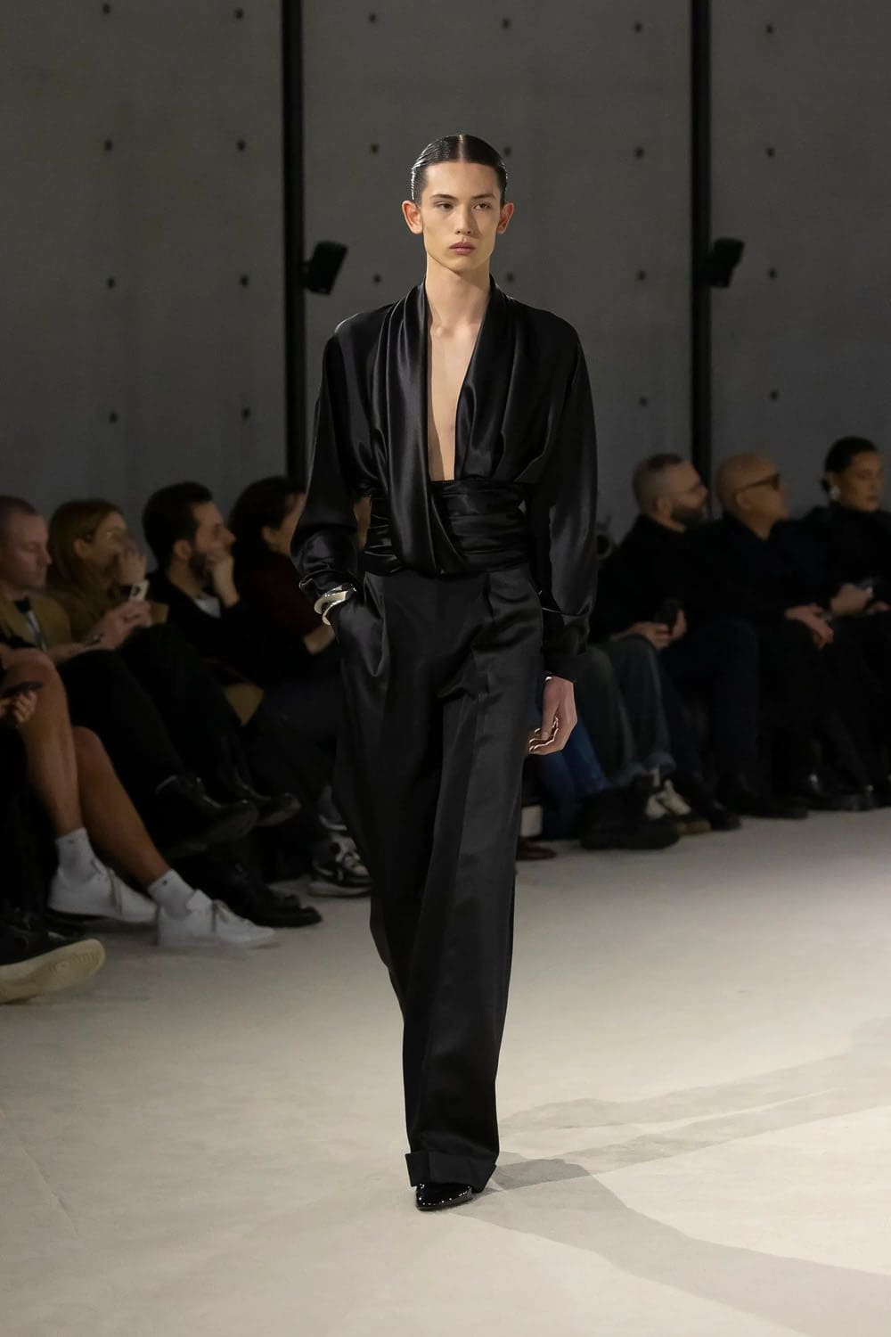 Saint Laurent Automne Hiver 2023 2024 Vêtements pour hommes Runway Magazine 46