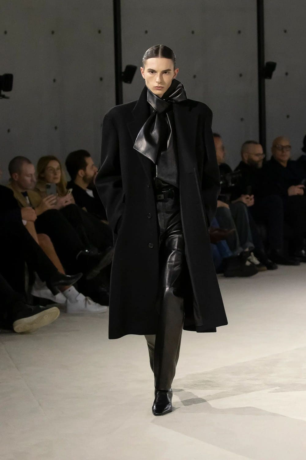 Saint Laurent Automne Hiver 2023 2024 Vêtements pour hommes Runway Magazine 8