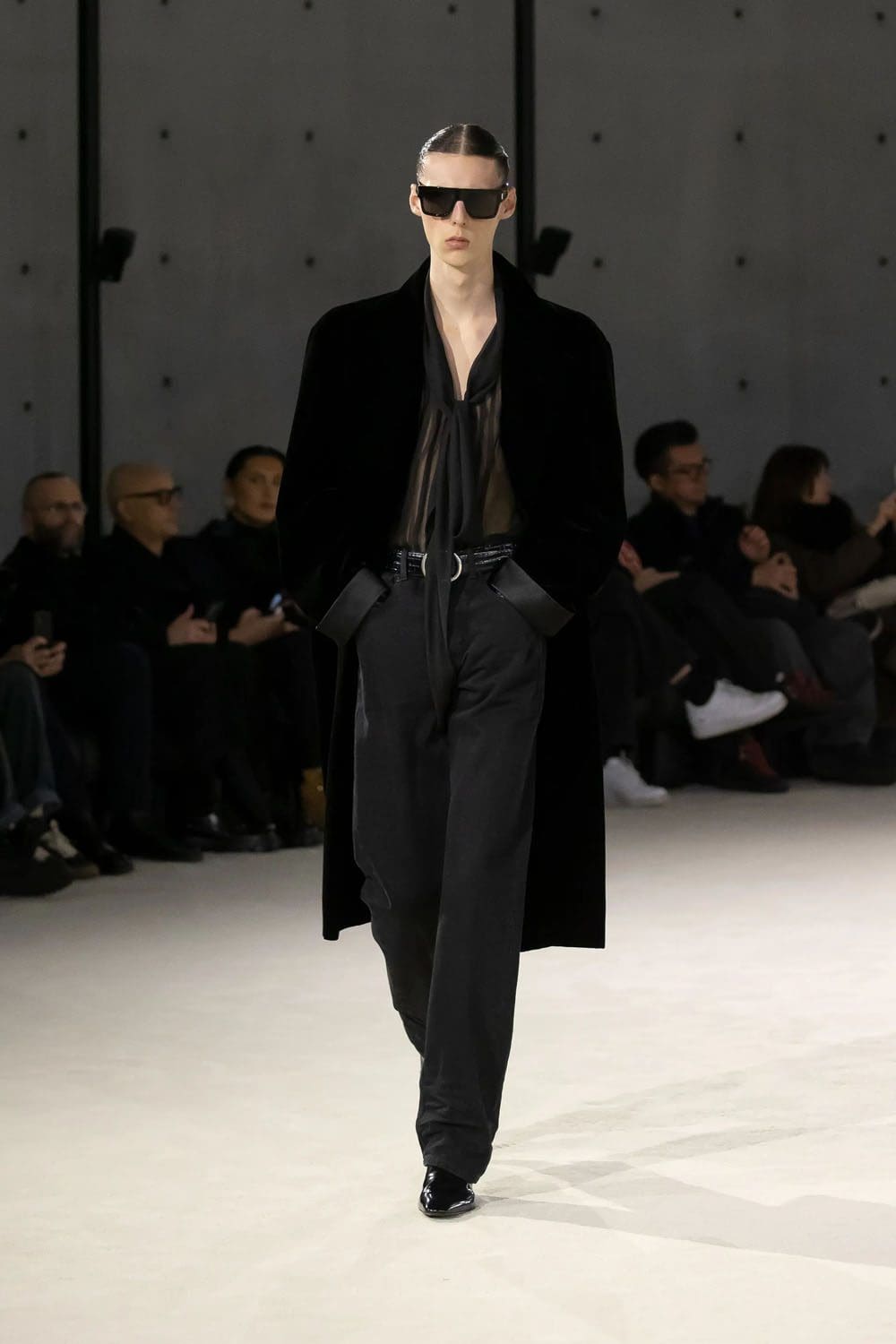 Saint Laurent Automne Hiver 2023 2024 Vêtements pour hommes Runway Magazine 9