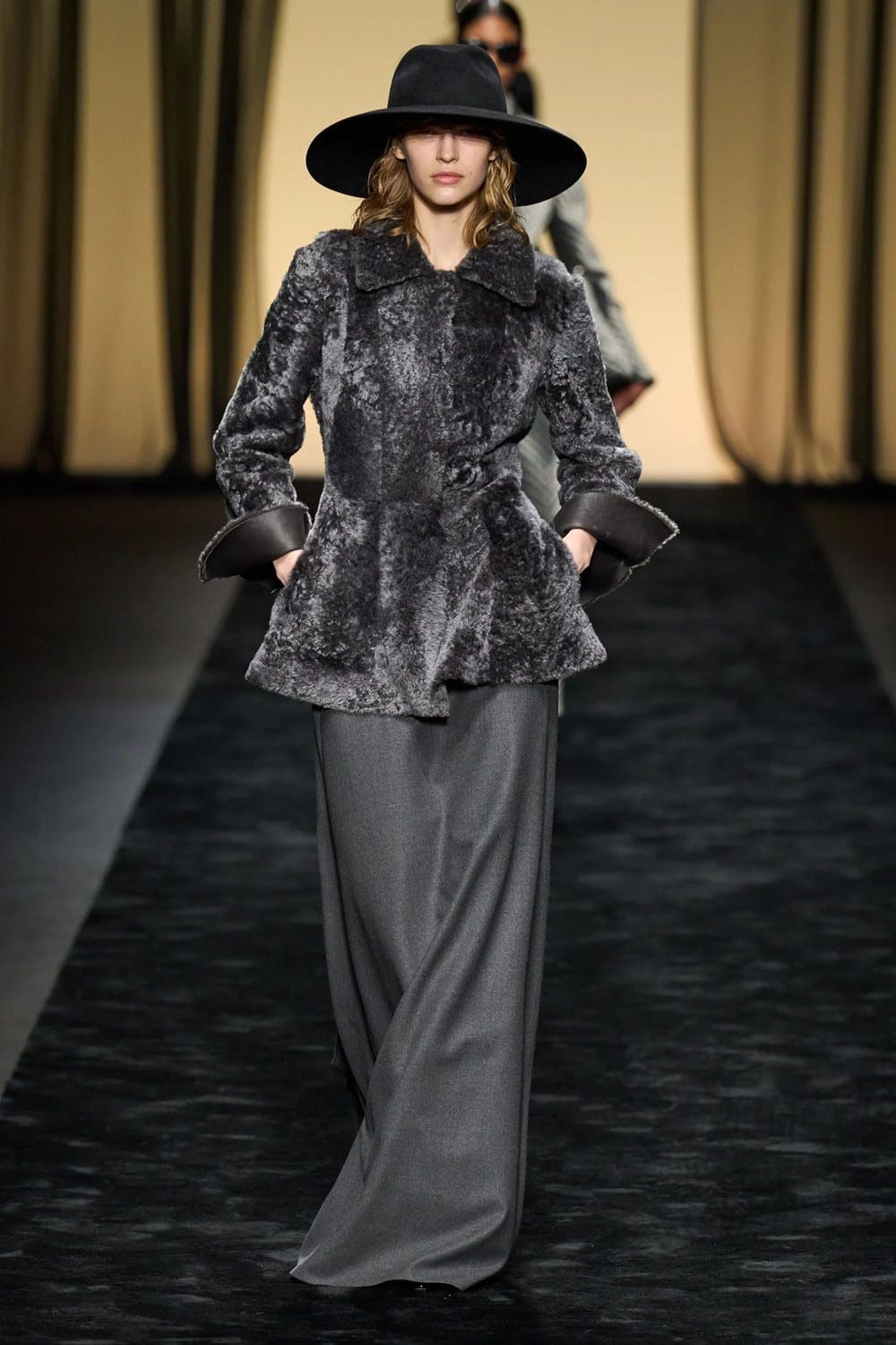アルベルタ フェレッティ 秋冬 2023 2024 着用する準備ができて Runway 雑誌2
