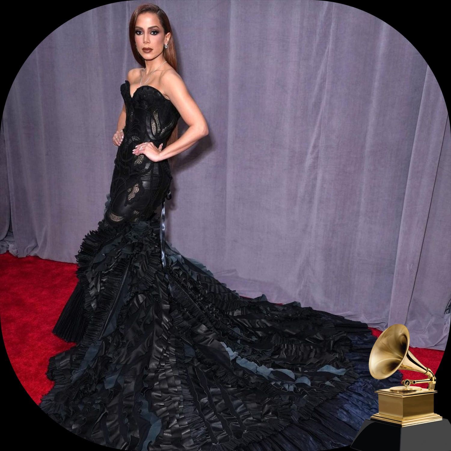 Anita em Versace no Grammy Awards 65 por Runway revista 2023