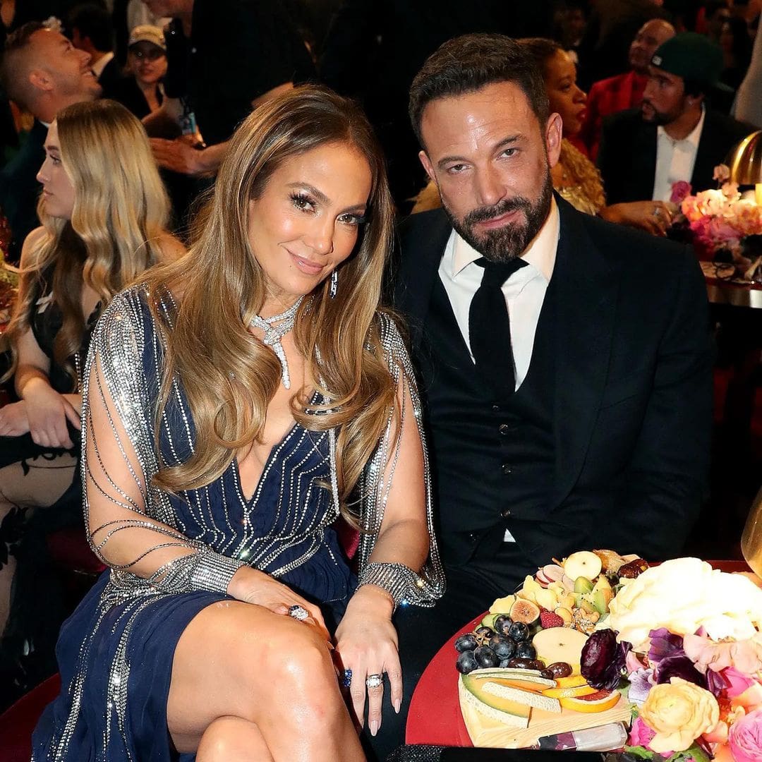 Jennifer Lopez e Ben Affleck no Grammy Awards 65 por Runway Revista 2