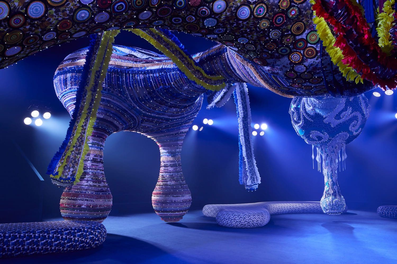 Joana Vasconcelos 为 Dior 秋冬系列打造的 VALKYRIE MISS DIOR 2023 2024 Runway 12杂志