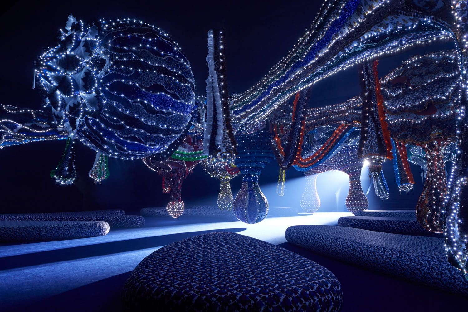Joana Vasconcelos 为 Dior 秋冬系列打造的 VALKYRIE MISS DIOR 2023 2024 Runway 15杂志