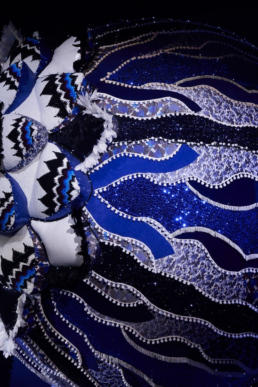 Joana Vasconcelos 为 Dior 秋冬系列打造的 VALKYRIE MISS DIOR 2023 2024 Runway 17杂志
