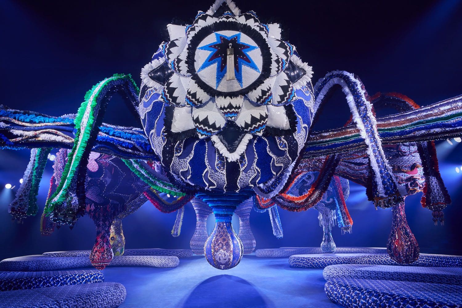Joana Vasconcelos 为 Dior 秋冬系列打造的 VALKYRIE MISS DIOR 2023 2024 Runway 4杂志