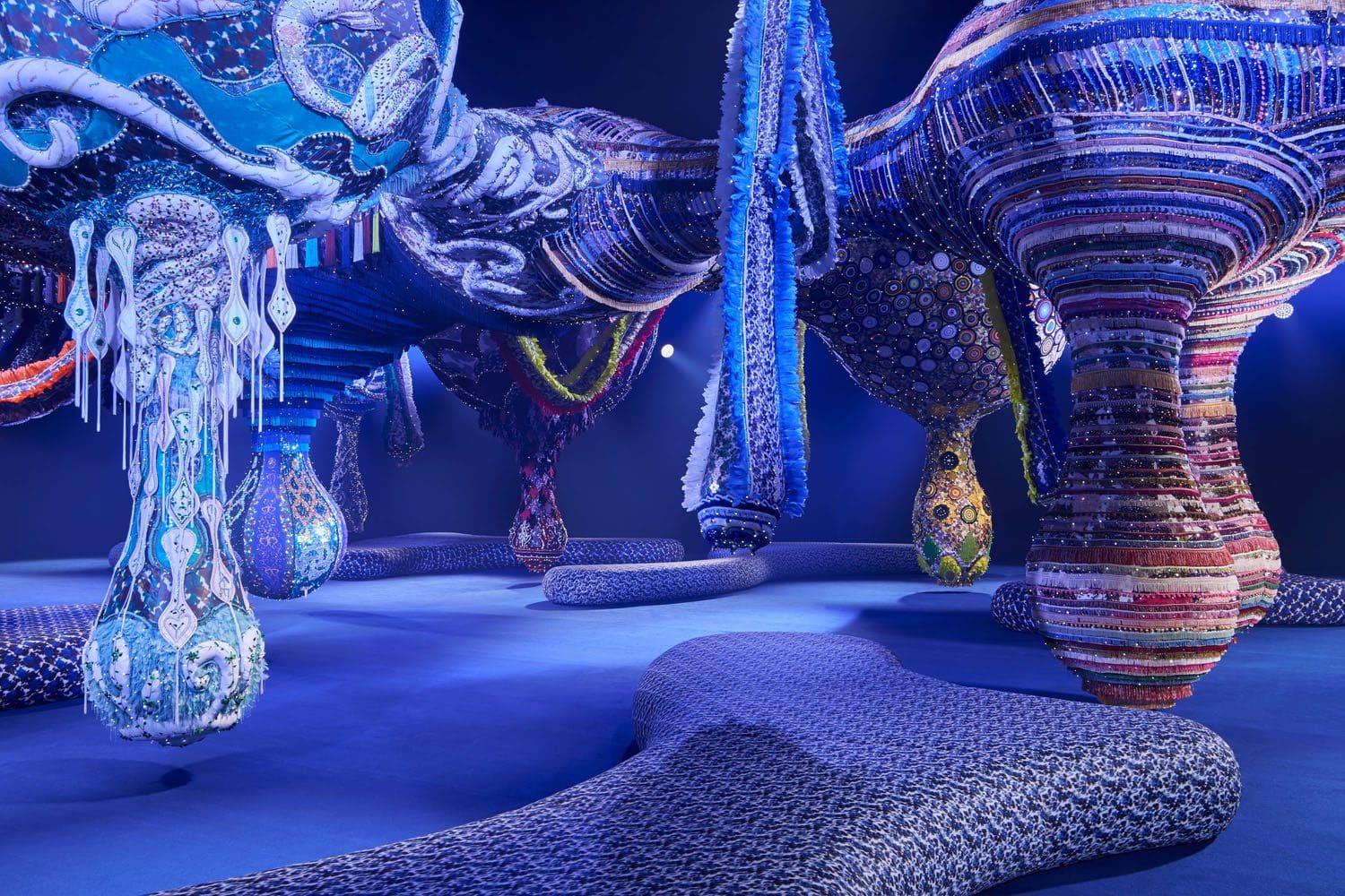Joana Vasconcelos 为 Dior 秋冬系列打造的 VALKYRIE MISS DIOR 2023 2024 Runway 7杂志