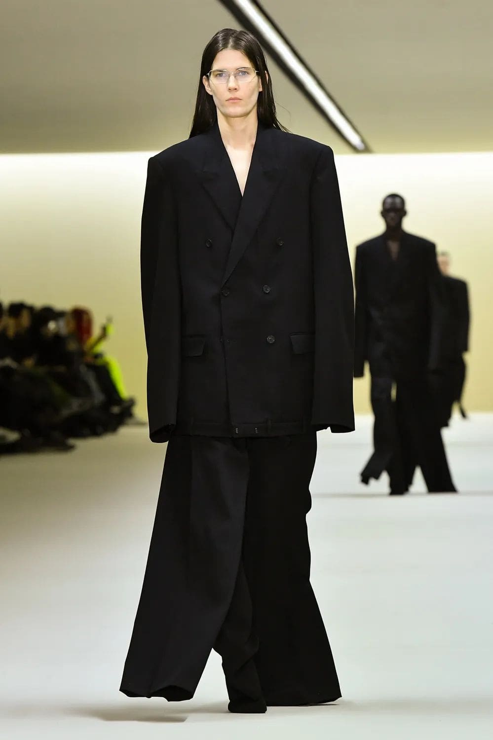 バレンシアガ 秋冬 2023 2024 Runway 雑誌1