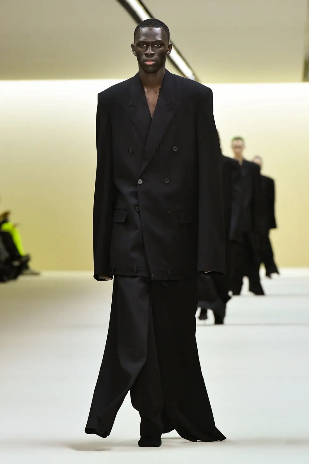 バレンシアガ 秋冬 2023 2024 Runway 雑誌2